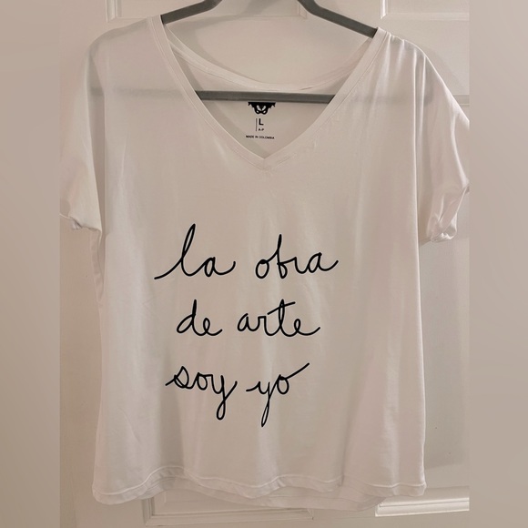 La Obra de Arte Soy Yo by Designer Paula Sarmiento. V neck t-shirt Size L. - Picture 1 of 2
